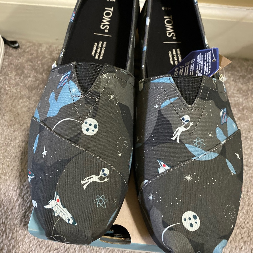 NWT TOMS size 8.5
